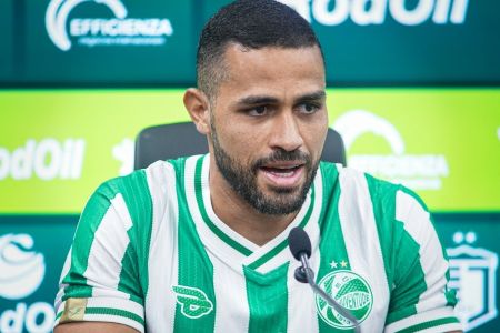 Alan Kardec em apresentação como novo atacante do Juventude