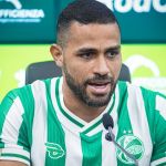 Atacante ex-Atlético é apresentado como novo reforço do Juventude para a Série B
