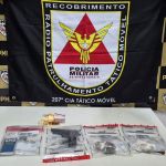 Polícia Militar prende trio e apreende arma após perseguição na região