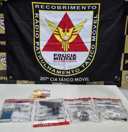 Com o casal, de vinte e um e dezessete anos, os militares encontraram cocaína, maconha e uma balança digital.