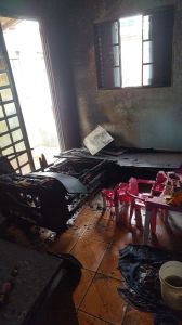 Os bombeiros fizeram o rescaldo para garantir que as chamas não voltassem e isolaram o imóvel.