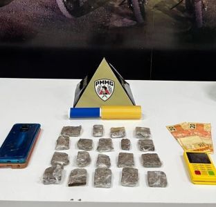 No local, os militares também apreenderam uma máquina de cartão, material de embalagem e dinheiro.