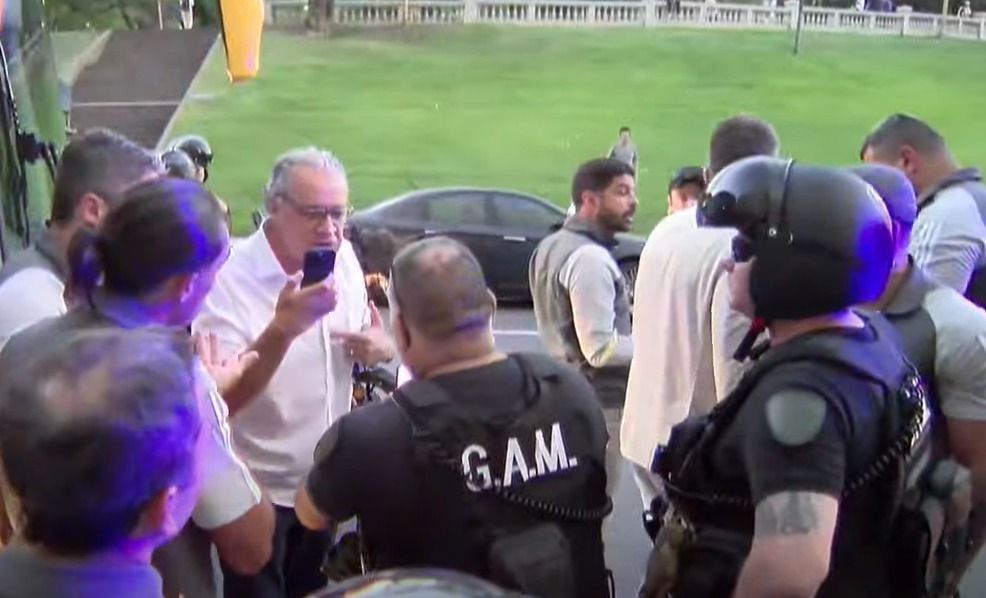 Atlético teve atraso na saída para o Monumental por falta de segurança; presidente se revolta