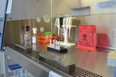 Agora, o resultado sai aqui mesmo na região, facilitando a vida de quem está com sintomas de febre e dor no corpo.