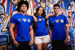 Nova camisa do Bahia, fabricada pela Puma, em parceria com a Warner Bros.