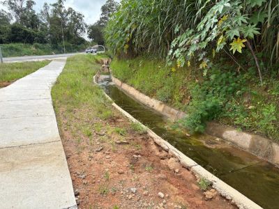 Foram construídos centenas de metros de novas canaletas e sistemas de escoamento profundo para garantir que a água não invada mais a pista.