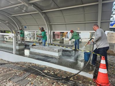 A prefeitura, por meio do Demutran, fez uma limpeza completa no local, com direito a lavagem e retirada de todo o lixo.