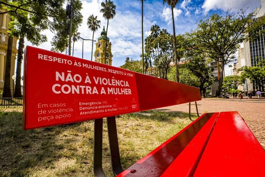 Porto Alegre inaugura 'banco vermelho' para alertar sobre violência contra à mulher