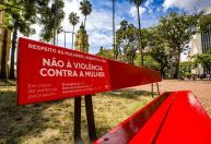 Porto Alegre inaugura 'banco vermelho' para alertar sobre violência contra à mulher