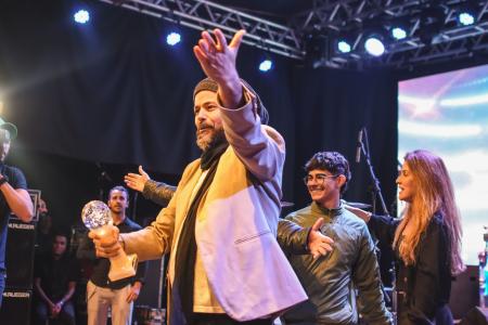 O festival também oferece ajuda de custo e prêmios para os melhores classificados e para o melhor intérprete.