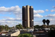 Dólar cai para R$ 5,22 com expectativa de cessar-fogo no Oriente Médio