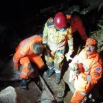 Bombeiros removem duas toneladas de rochas para resgatar cão