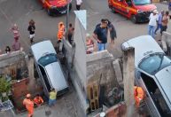 Motorista perde controle e carro cai no teto de casa em MG; vídeo