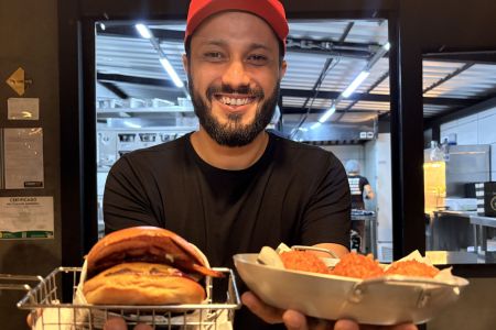 Conheça a hamburgueria de BH que nasceu na garagem e está entre as melhores do Brasil