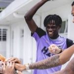 Volante do Atlético passa por 'trote' na Cidade do Galo em dia especial