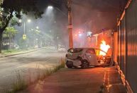 Homem rouba carro, bate em poste e veículo pega fogo em BH; veja vídeo