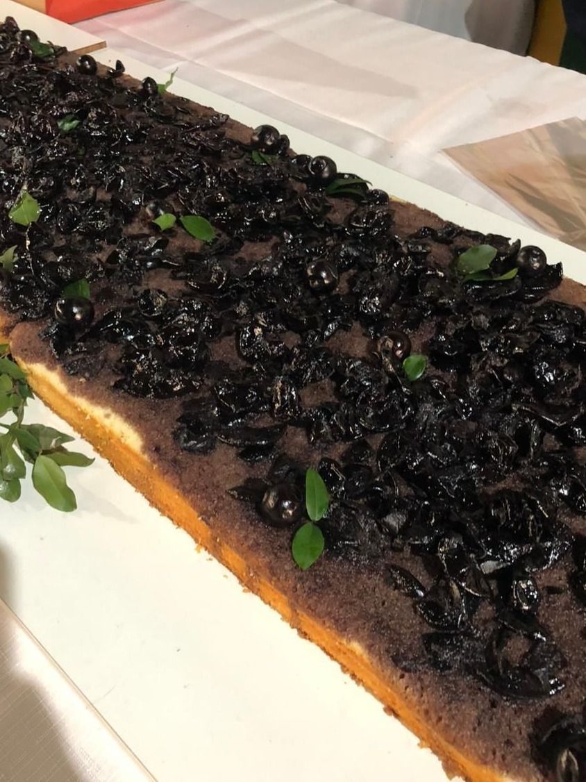 Bolo de jabuticaba de 60 metros celebra 40 anos da Abrasel em BH