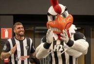 Lyanco faz visitas no dia de aniversário do Atlético; veja