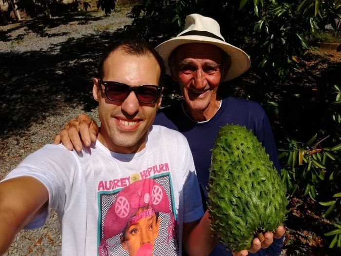 Mestre Carlos Sia procura histórias e sabores nos quintais de Belo Horizonte Mestre Carlos Sia procura histórias e sabores nos quintais de Belo Horizonte