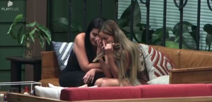 Vanessa consola Babi após discussão com Sacha