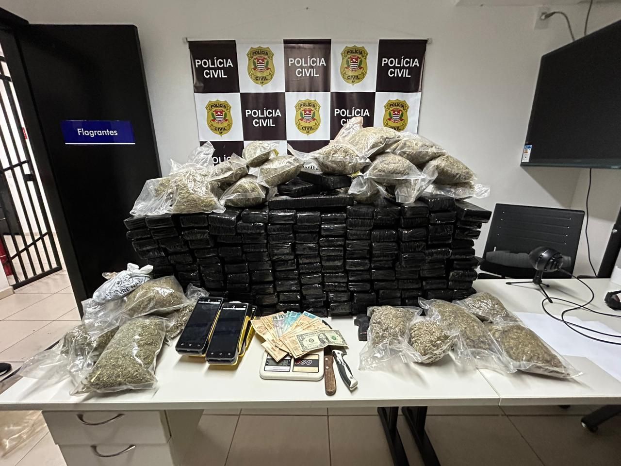 Polícia vai atender denúncia de violência doméstica e encontra 100kg de drogas no interior de SP