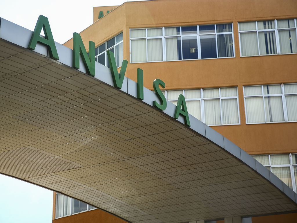 Anvisa vai convocar especialistas para investigar casos da vacina do Butantan contra dengue