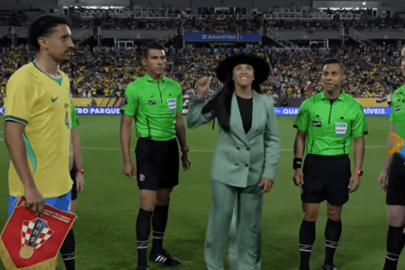 Marta no gramado do Camping World Stadium, palco do amistoso entre Brasil e Croácia