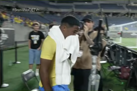 Endrick chora após amistoso da Seleção Brasileira contra a Croácia