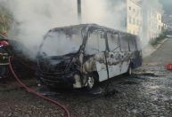 Ônibus pega fogo ao lado de igreja histórica em Ouro Preto