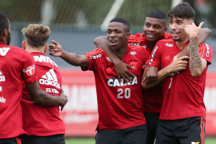 Vini Jr e Lucas Paquetá pelo Flamengo, em 2018, com Lincoln entre os dois