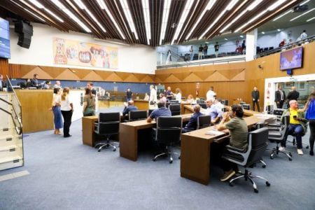 Vereadores de BH durante a reunião de plenário nesta sexta-feira (6)