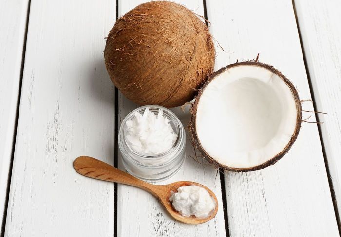 O leite de coco é obtido a partir da trituração da polpa albuminosa do coco maduro