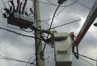 Moradores do Morro das Pedras denunciam falta de luz desde domingo: ‘A gente tá sofrendo’
