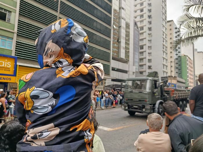 Garotinho no desfile