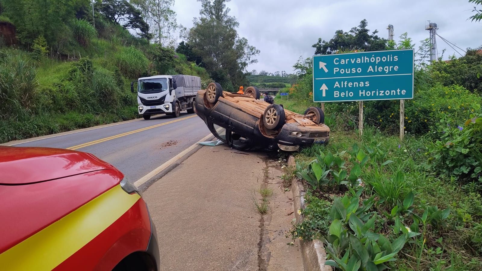 Duas mulheres ficam feridas em capotamento na BR-267 em Machado