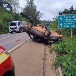 Duas mulheres ficam feridas em capotamento na BR-267 em Machado