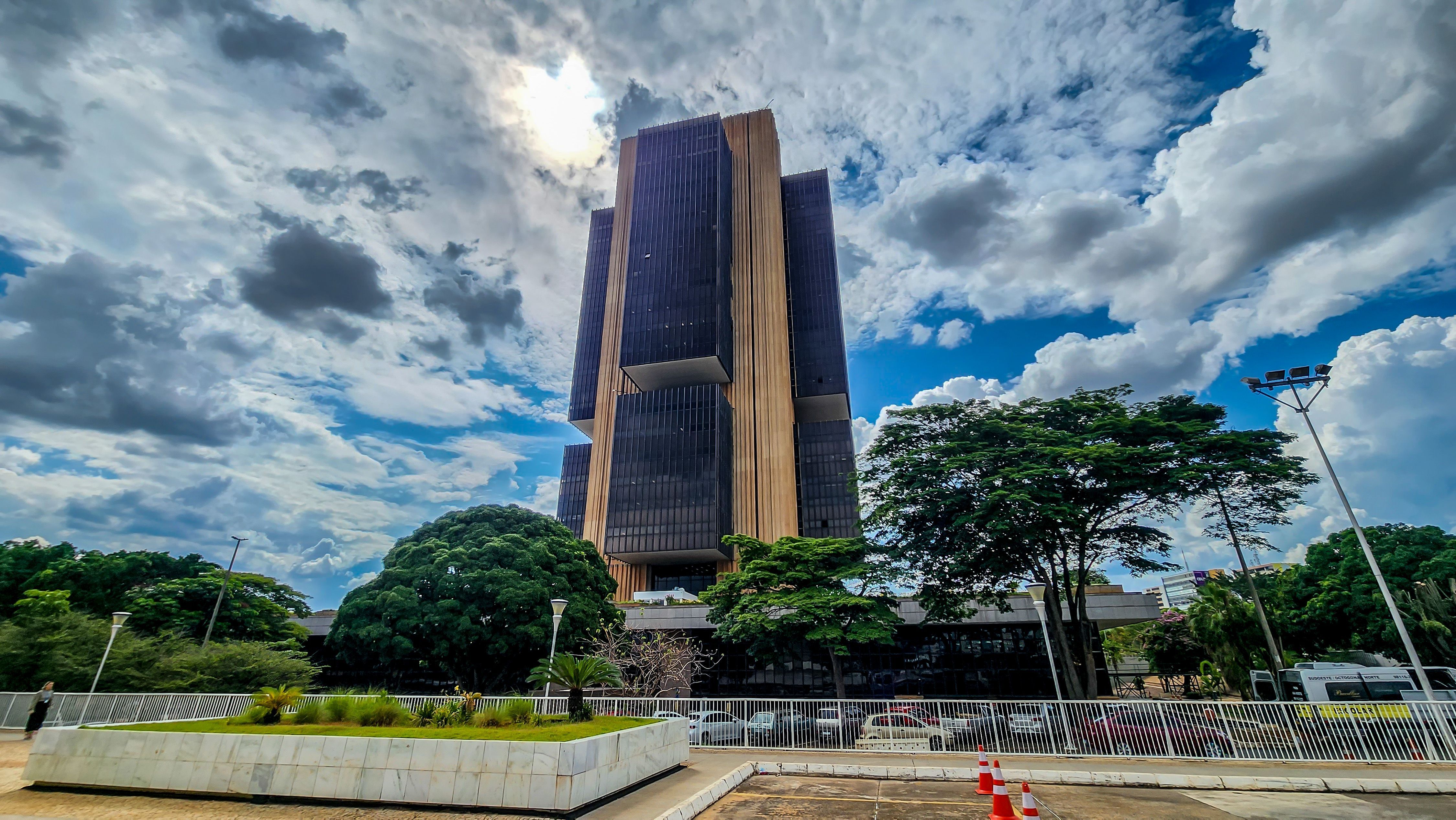 Mercado projeta inflação em quase 5% e reduz espaço de corte nos juros em 2026