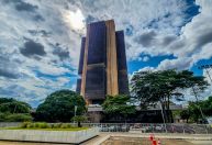 Mercado eleva previsão da inflação para fora do intervalo da meta