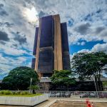 Com guerra no Oriente Médio, BC põe dúvida sobre novos cortes dos juros