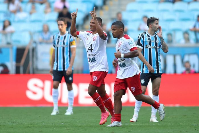 São Luiz saiu na frente do Grêmio, em Porto Alegre