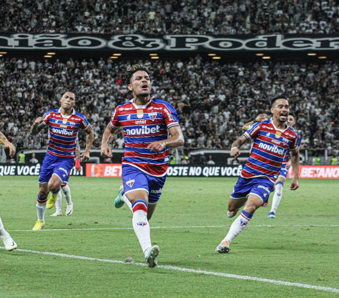 Kauan comemora segundo gol do Fortaleza na virada sobre o Ceará, na Arena Castelão