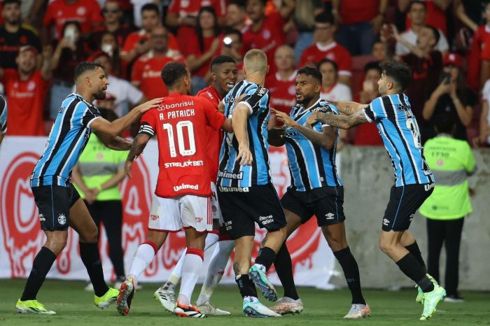 Jogadores de Grêmio e Inter protagonizaram confusão nos minutos finais da partida Jogadores de Grêmio e Inter protagonizaram confusão nos minutos finais da partida