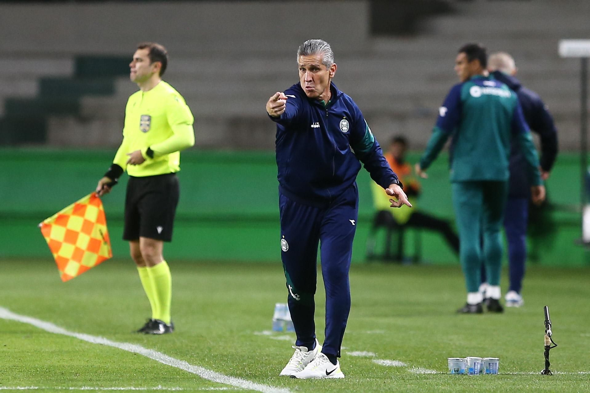 Escalação do Coritiba: Jorginho fará mudanças contra o América; Alef Manga segue fora