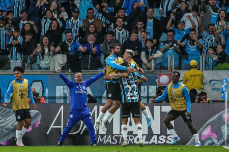 Jogadores do Grêmio comemoram gol diante do Fortaleza em jogo na noite desta sexta-feira (4)