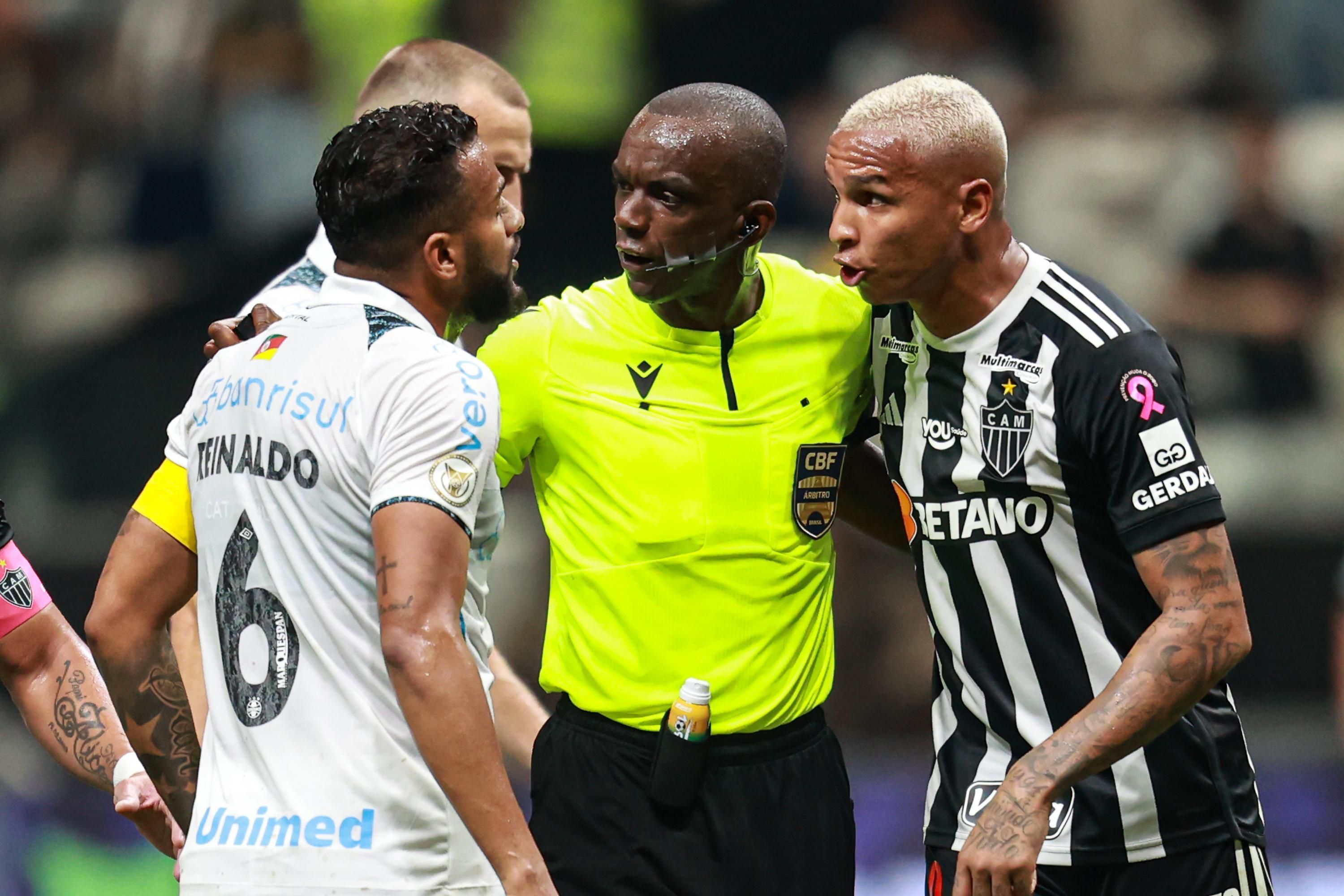 Reinaldo rebate Deyverson, do Atlético, após discussão: 'Não vou aceitar'
