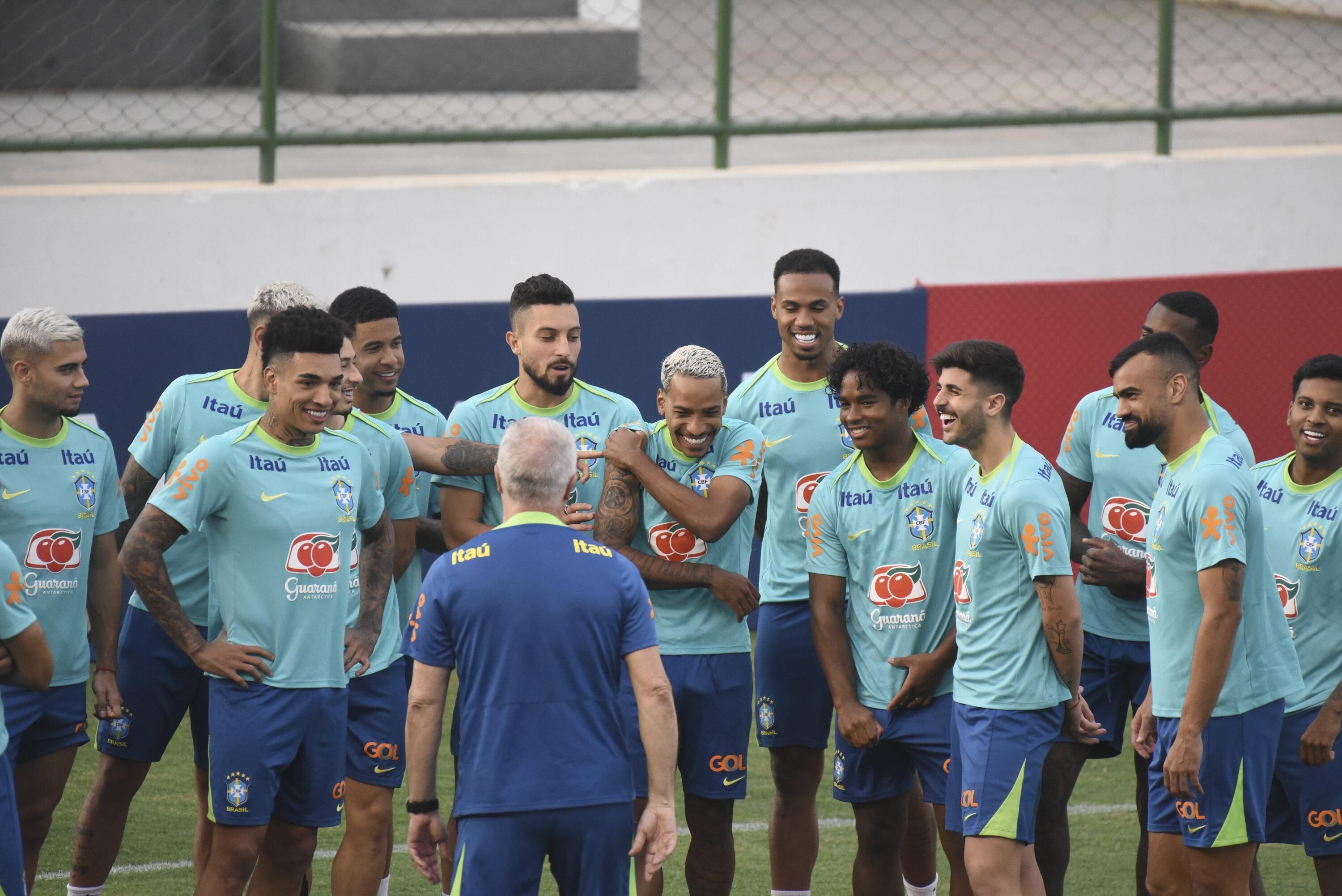 Com Matheus Pereira, Seleção treina em Brasília com torcida e sem dica de time