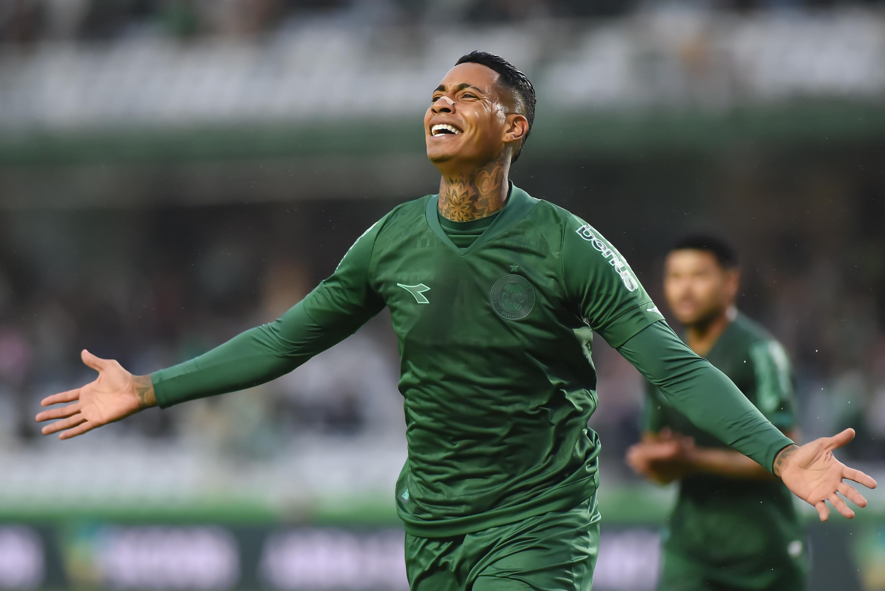 Alef Manga se emociona ao fazer gol em reestreia pelo Coritiba após mais de um ano suspenso