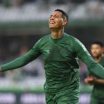 Alef Manga se emociona ao fazer gol em reestreia pelo Coritiba após mais de um ano suspenso
