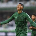 Alef Manga se emociona ao fazer gol em reestreia pelo Coritiba após mais de um ano suspenso