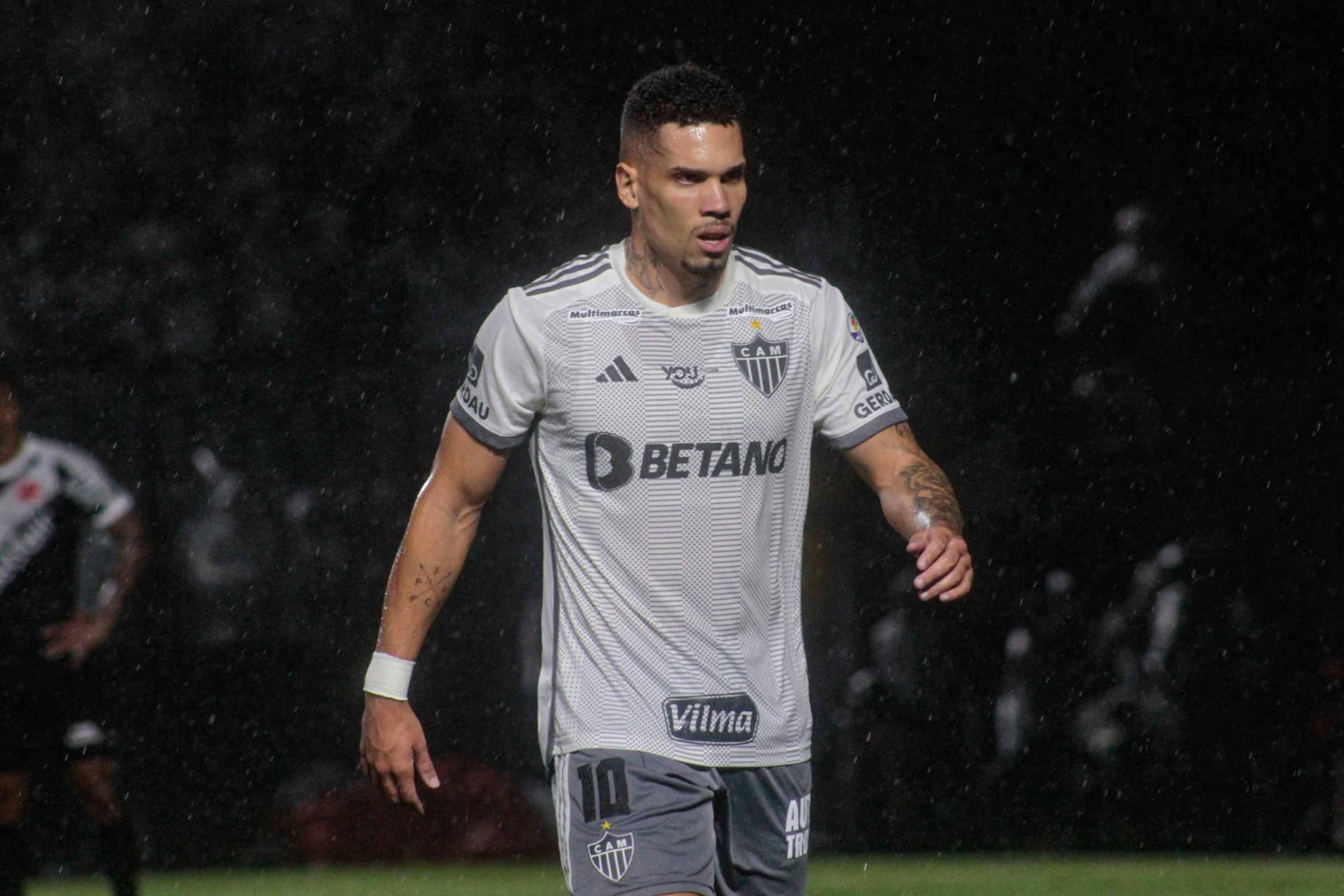 Paulinho, do Atlético, é hostilizado pela torcida do Vasco em volta a São Januário